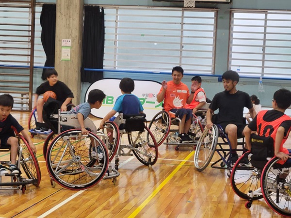スポーツ用車いすで遊ぼう